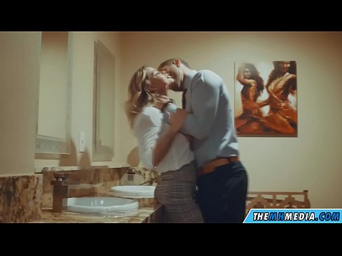 ❤️ As in busty blonde jo ferliedt yn in iepenbier toilet ❤️ Kwaliteitsporno by wy ﹏
